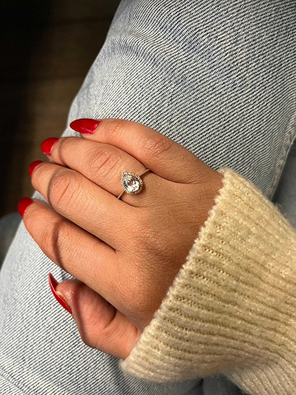 Topaz taşının rengi ve pırlantaların ışıltısı harika uyum sağlamış. Parmakta çok zarif duruyor, hem günlük hem özel günler için ideal.