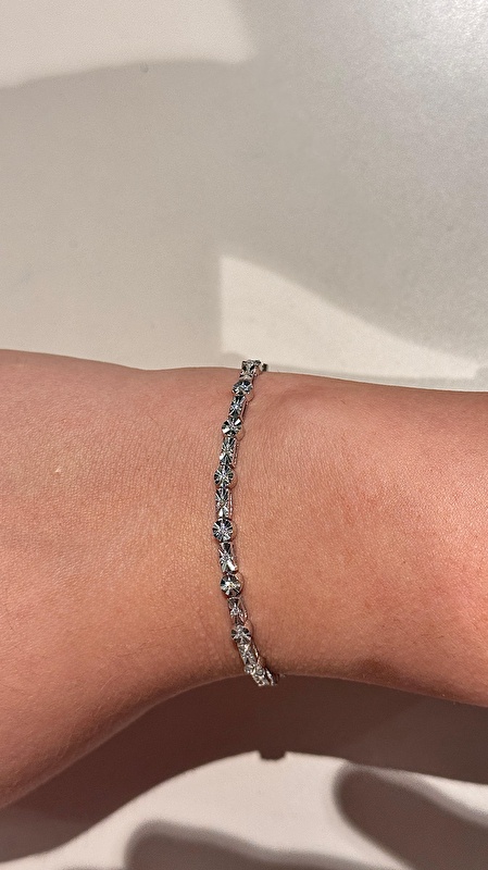 Taşların kalitesi ve parlaklığı çok güzel. Bileklik hafif ve rahat, uzunluğu tam oldu. Paketlemesi çok özenliydi, teşekkürler Blue Diamond
