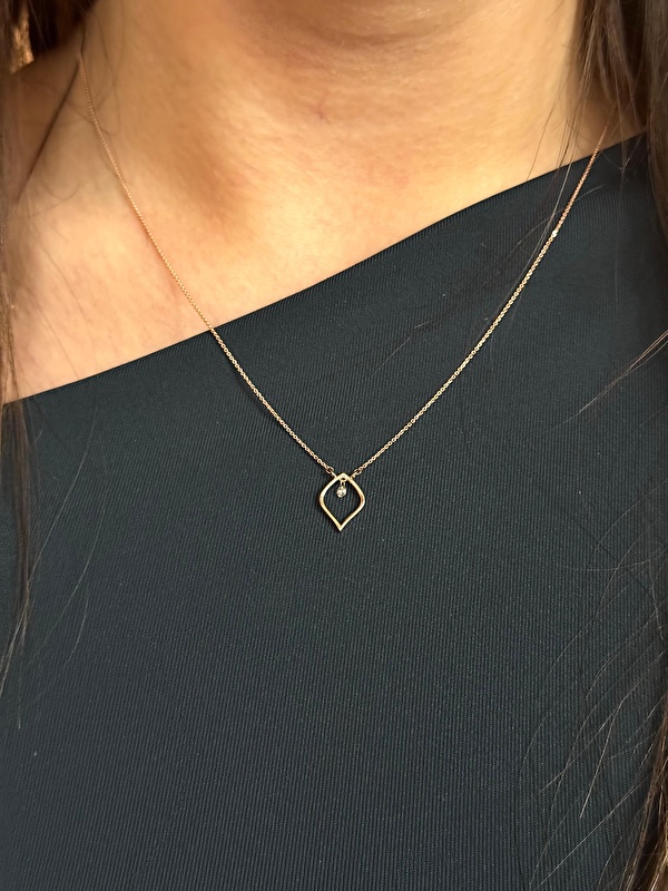 Küçük ama etkileyici bir ışıltı veriyor. Hem klasik hem modern kombinlerle rahatlıkla uyum sağlıyor.