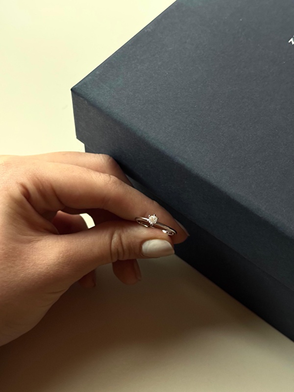 Denedim, parmakta çok zarif duruyor. Minimal boyutuna rağmen pırlantanın ışıltısı göz alıyor.