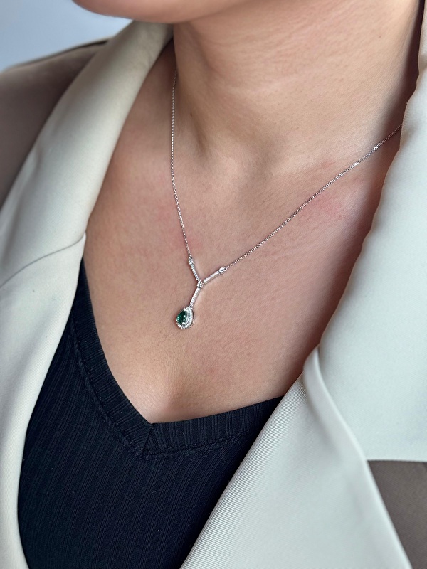 0,55 karat pırlanta zümrüt kolye boynumda o kadar zarif durdu ki… Zümrüdün rengi çok canlı, pırlantalar da etrafında mükemmel parlıyor.