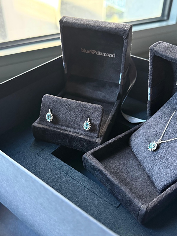 Blue topazın rengi pırlantayla birleşince çok ferah ve şık duruyor