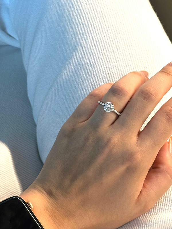 Bludimond’un tektaş yüzüğü, zamansız bir zarafetin ve mükemmel işçiliğin eşsiz bir yansıması. Her detayında hissedilen özen ve taşın parıltısı, bu yüzüğü sadece bir takı değil, hayatımda özel bir anının simgesi haline getiriyor. Sahip olduğum en değerli ve anlamlı parça.