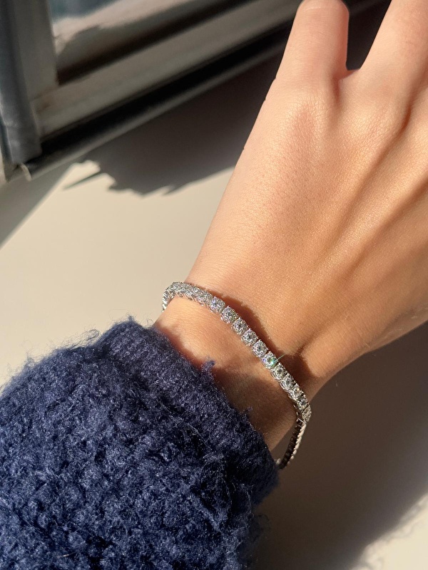 Bileklik hem sade hem dikkat çekici bir duruş sunuyor. Taşların yerleşimi ve işçiliği beklentimin üzerinde