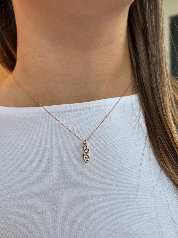 Kendime enerji verecek bir parça almak istemiştim Kolye hem şık hem de çok kaliteli. Boyunda duruşu mükemmel, zinciri de sağlam ve zarif.