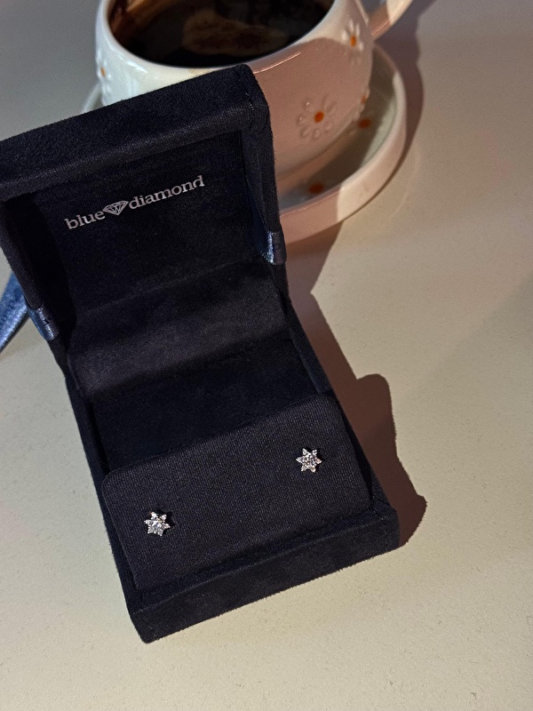 Kulakta çok naif duruyor ama kendini hemen belli ediyor. Denedim ve gerçekten çok beğendim.