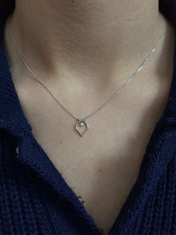 Blue Diamond kalitesi yine farkını gösteriyor. Zinciri ve taş yerleşimi çok özenli, ışığı harika yansıtıyor.