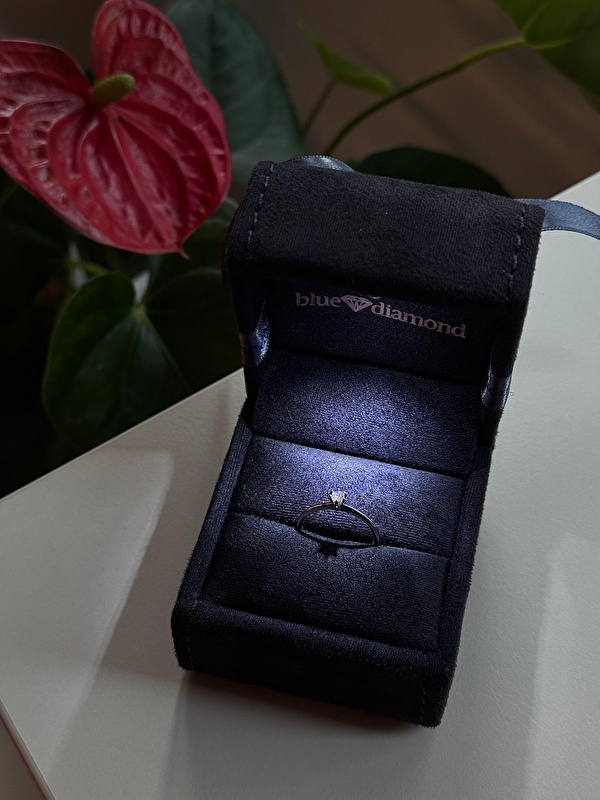 Küçük ama çok şık bir tektaş. Parmakta duruşu gerçekten çok zarif.