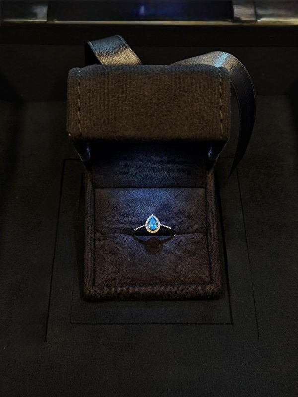 Blue topazın ferah mavisi pırlantanın ışıltısıyla birleşince yüzük parmakta çok aydınlık ve şık duruyor. Günlük kullanımda bile fark edilen bir zarafet sunuyor.
