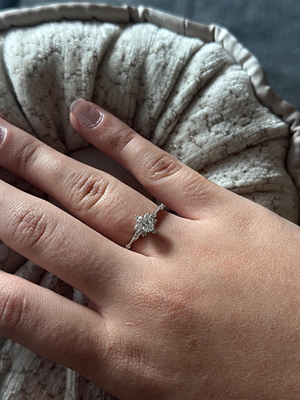 Yüzük gerçekten beklediğim gibi zarif ve sade. Taş boyutu ideal, günlük takmak için de çok rahat.