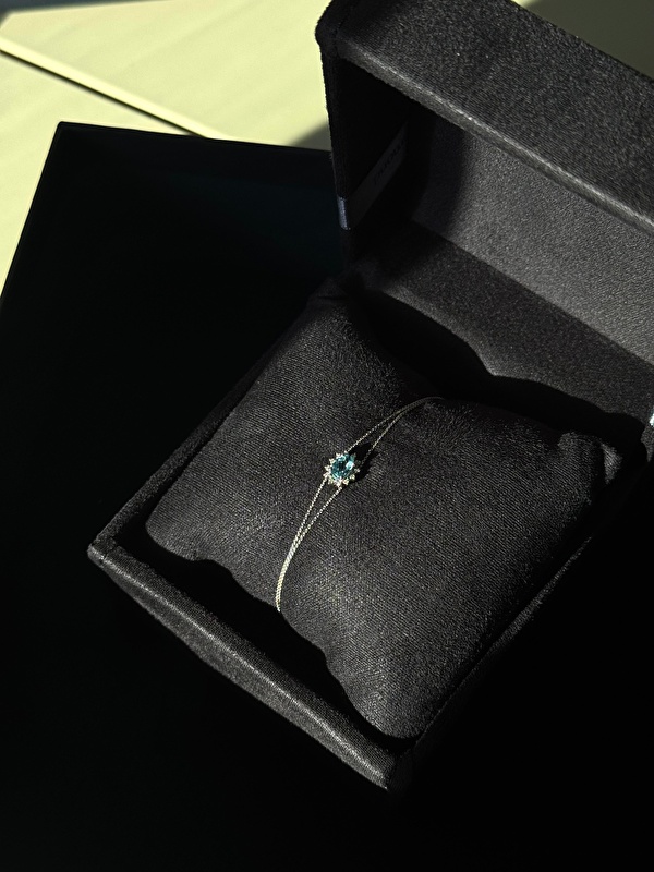 Blue topazın ferah tonu pırlantanın ışıltısıyla bilekte çok canlı duruyor. Takıldığı anda enerjisi hissediliyor.