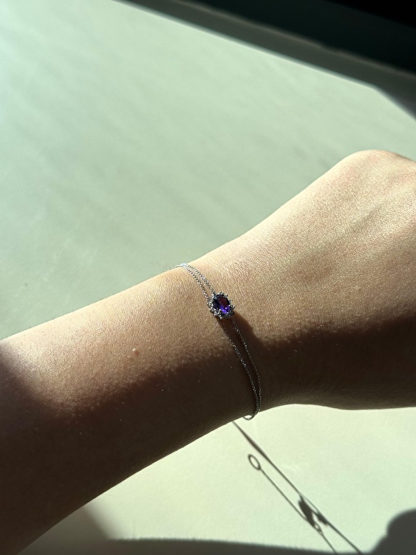 Ne çok gösterişli ne de sade; tam kararında bir şıklık sunuyor. Günlük kullanıma da özel anlara da rahatça eşlik ediyor.