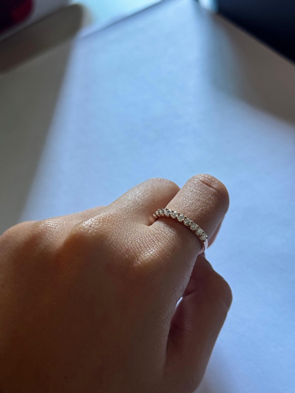 Yüzüğü taktığımda taşların parmağın üzerinde oluşturduğu sıralı görünüm çok hoşuma gitti. Tektaştan farklı ama yine de oldukça klasik bir havası var.
