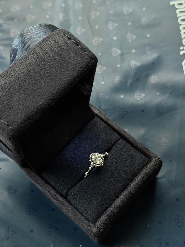 Parmakta oldukça elegant bir duruşu var. Beyaz altın sayesinde yüzük daha premium ve gösterişli görünmüş.