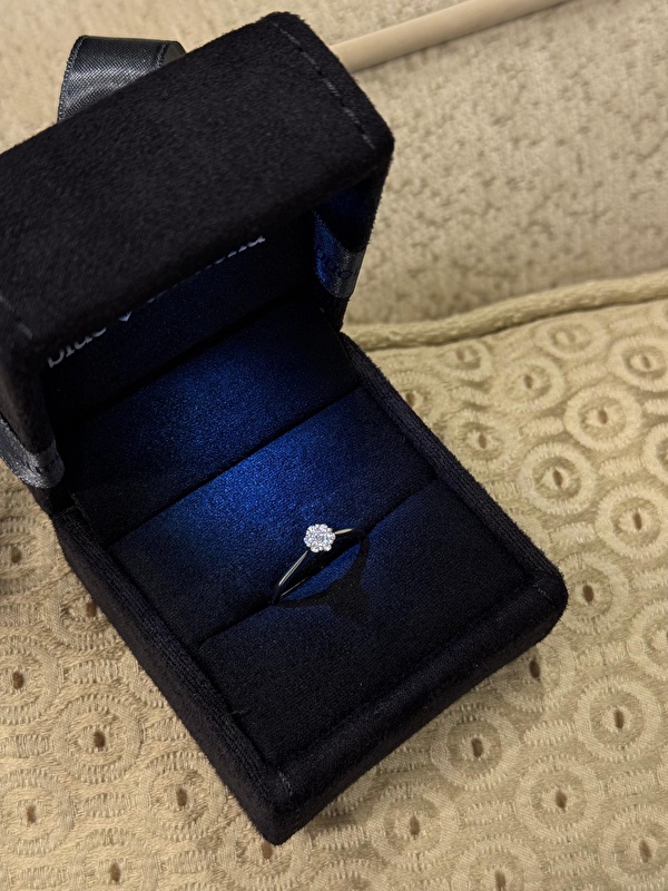 Sade ama kaliteli bir yüzük, küçük olmasına rağmen kendini belli ediyor. Her kombinle rahatça uyum sağlıyor