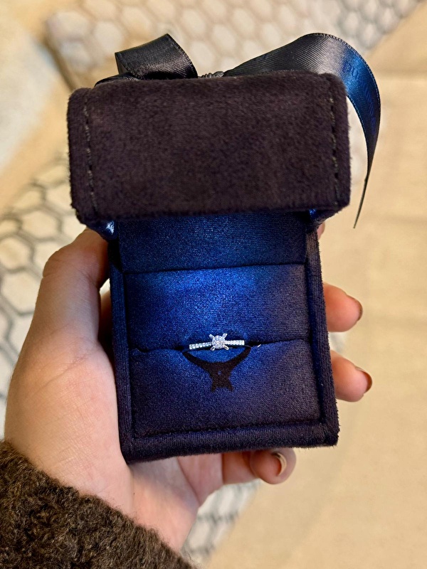 Minimal ölçüsüne rağmen pırlanta kendini çok güzel belli ediyor. Günlük şıklık için ideal, zamansız bir model.