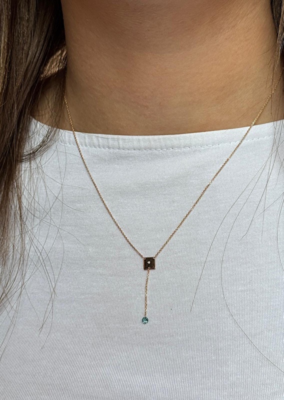 Minimal ama dikkat çekici bir kolye, takınca boyunda zarif bir duruş bırakıyor.”