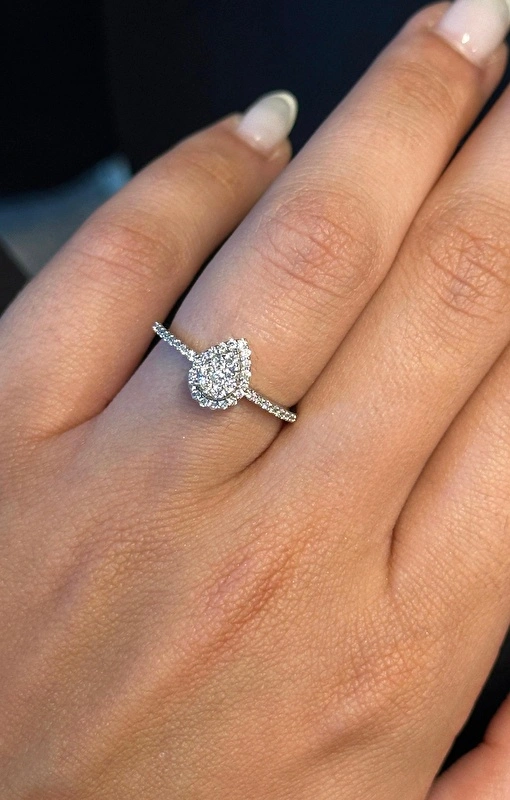 Eşimden doğum günü hediyesi olarak aldım, her baktığımda kendimi çok özel hissediyorum. Pırlantanın kalitesi ve işçiliği mükemmel, Blue Diamond’a teşekkürler.