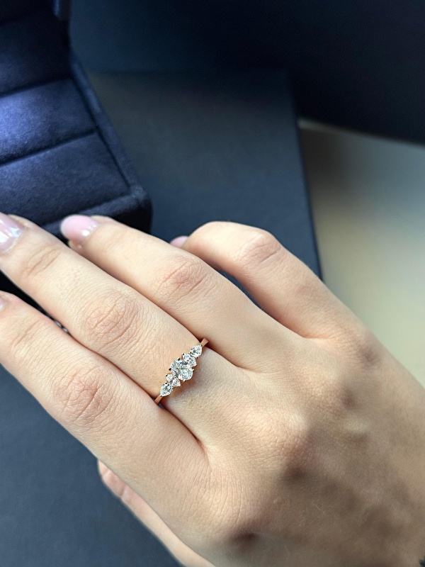 Vintage tasarımın zarafeti ve 0,67 karat pırlantanın ışıltısı mükemmel bir uyum yaratıyor. Hem klasik hem de şık bir yüzük arayanlar için ideal.