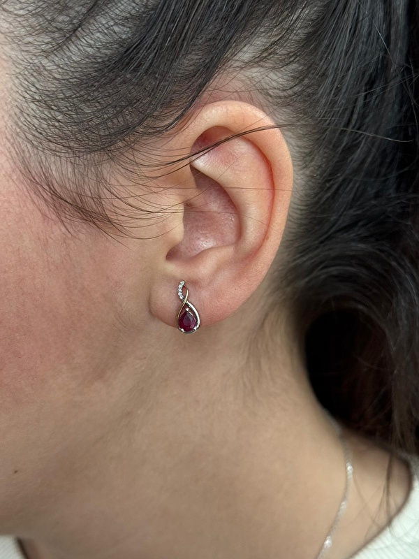 Minimal tasarımıyla her kombine uyum sağlıyor. Yakut ve pırlantaların birleşimi çok hoş bir görünüm oluşturmuş.