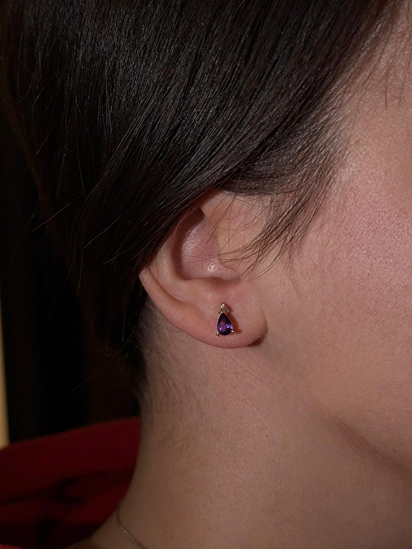 Ametistin rengi çok asil, pırlantalarla birleşince kulağa inanılmaz yakışıyor.