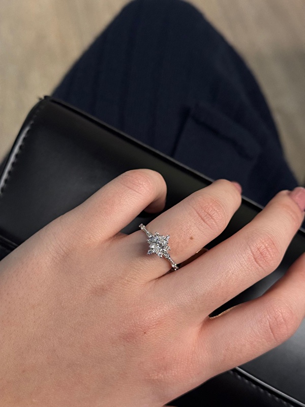 Oval kesim taşı olduğundan daha büyük gösteriyor, vintage dokunuşu ise fark yaratıyor. Takınca gerçekten çok özel hissettiriyor.