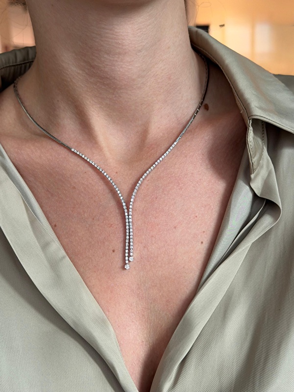 Blue Diamond farkını bir kez daha hissettik! 1,33 karat pırlanta gerdanlık tek başına bile göz kamaştırıyor, ama ben set halinde aldım ve kolye ile bileklik mükemmel uyum sağladı. Işıltısı her ortamda tüm dikkatleri üzerine çekiyor