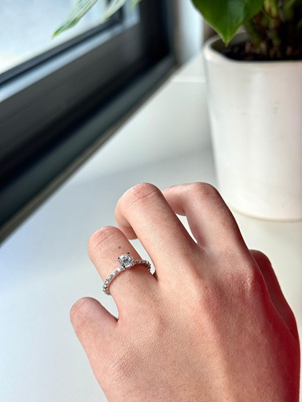 İlk taktığım anda pırlantanın ışıltısı beni hemen etkiledi. Hem günlük hem özel kombinlerle çok şık duruyor