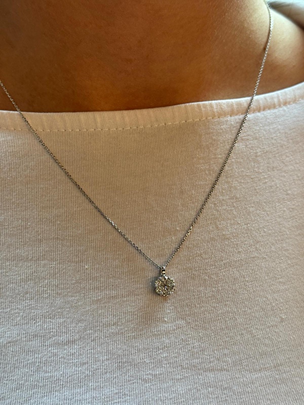 Bu kolye değil, adeta bir sanat eseri! Kutusundan çıkan o zarif parıltı beni büyüledi. Queen koleksiyonu ile kendimi kraliyet davetine hazırlanıyor gibi hissediyorum