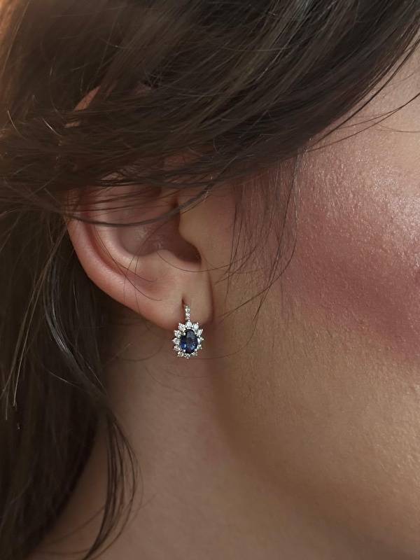 Safir taşlarının rengi muhteşem, pırlantalarla birleşince kulağımda çok zarif duruyor.