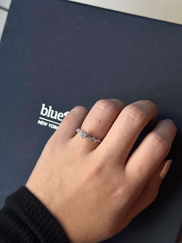 Özel tasarım detayları yüzüğe eşsiz bir şıklık katıyor. Hem günlük hem özel kullanıma rahatlıkla uyum sağlıyor.