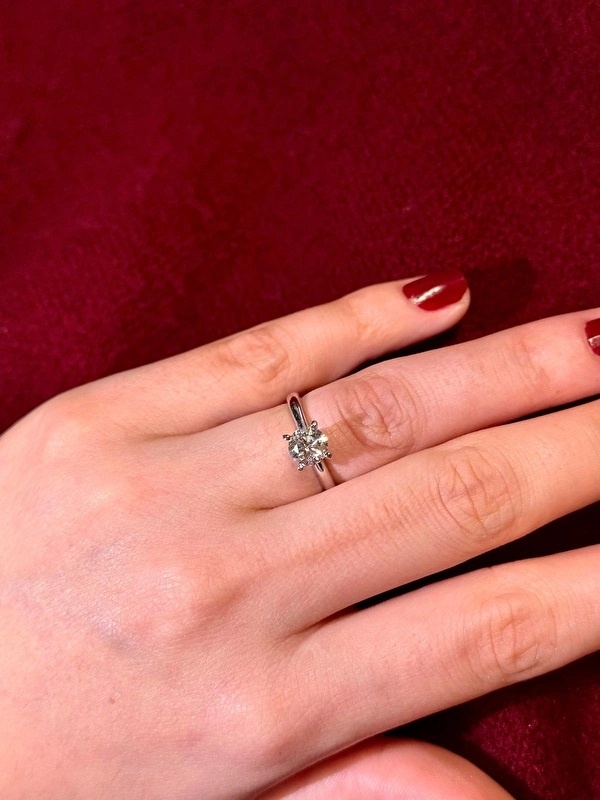 Taşı gerçekten göz alıcı, tektaş denince akla gelen o klasik ihtişamı birebir yansıtıyor. Parmakta duruşu çok net ve etkileyici.