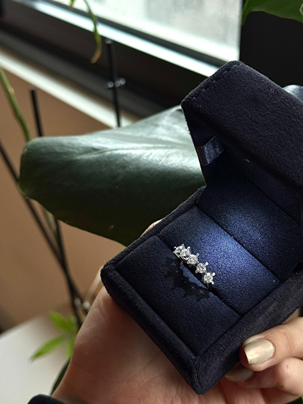 Beştaş modeli her zaman şık, ama bu yüzük gerçekten fark yaratıyor. Denedim ve uzun süre çıkarmak istemedim.