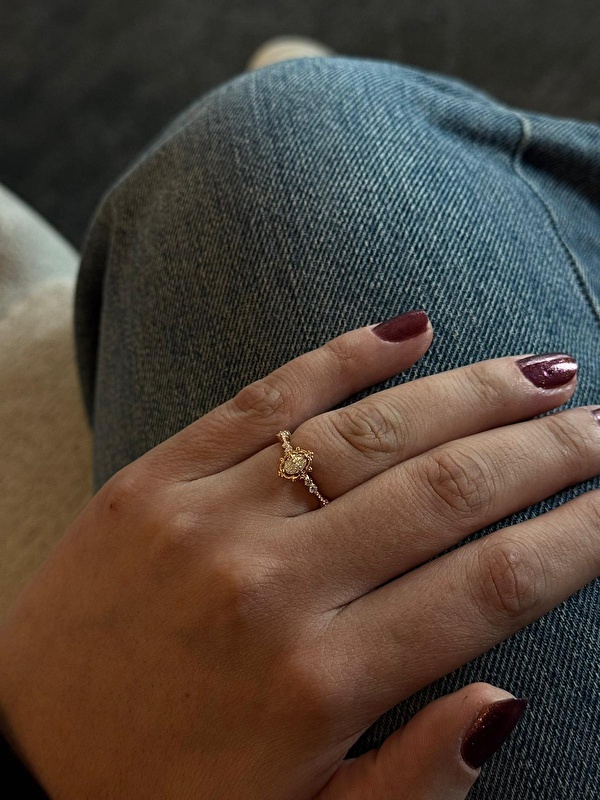 Oval kesimin vintage detaylarla birleşmesi yüzüğe çok zarif bir hava katmış. Parmakta hafif ama oldukça belirgin duruyor, ışığı yakaladığında çok hoş bir parıltısı oluyor.