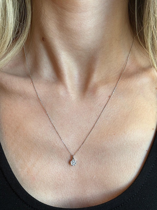 Kutuyu açınca kendimi özel hissettim. İnce detaylar, pırlantanın ışıltısı ve kaliteli duruşu gerçekten çok hoşuma gitti. Blue Diamond kalitesi yine kendini gösterdi.