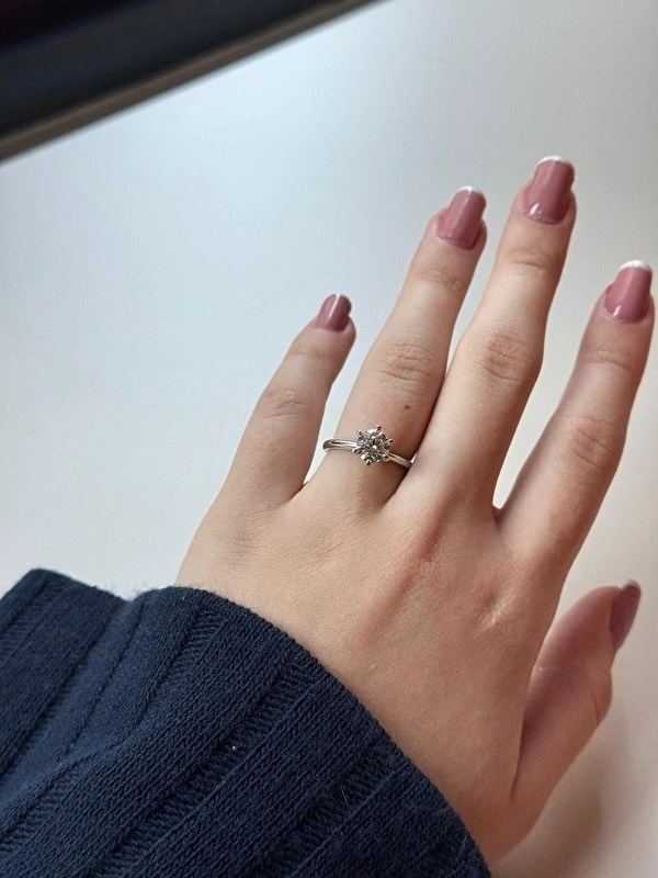 Gerçekten göz alıcı bir tektaş. Işıltısı parmağı tamamen sarıyor, bakmaya doyamıyorsunuz.