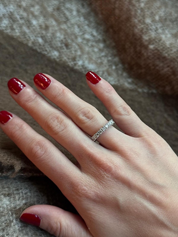 1,50 karat pırlantanın kesintisiz ışıltısı parmakta adeta ışık saçıyor. Tamtur tasarımıyla son derece güçlü, lüks ve dikkat çekici bir duruşu var.