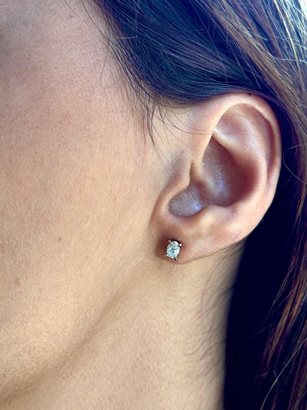 Eşim doğum günümde kolyesi ile birlikte hediye etti. Kutusunu açtığım anda ışığıyla büyüledi, kendimi çok özel hissettim.