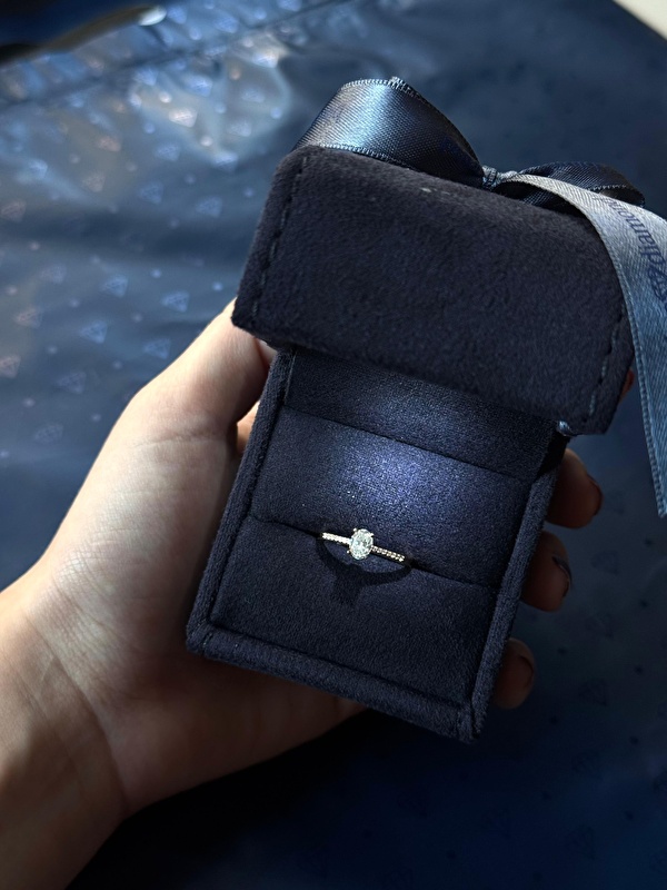 Oval kesim pırlanta yüzükte çok zarif duruyor