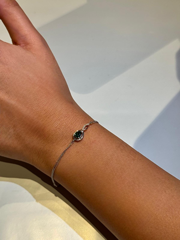 Çok zarif bileklik. Yüzüğünü de aldım. Kolye ve küpesinide alacağım. Güvenli teslimat. Teşekkür ederim