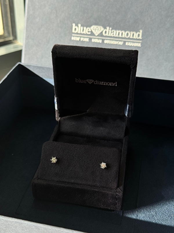 Günlük kullanımda bile kendini hissettiren, özel günlerde ise yıldız gibi parlayan bir parça.