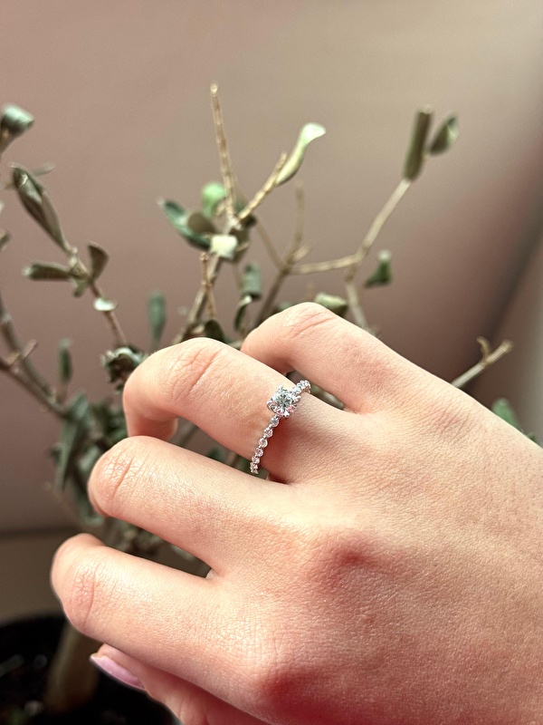 Abartısız ama lüks bir ışıltı sunuyor. Denedim ve uzun süre parmağımdan çıkarmak istemedim