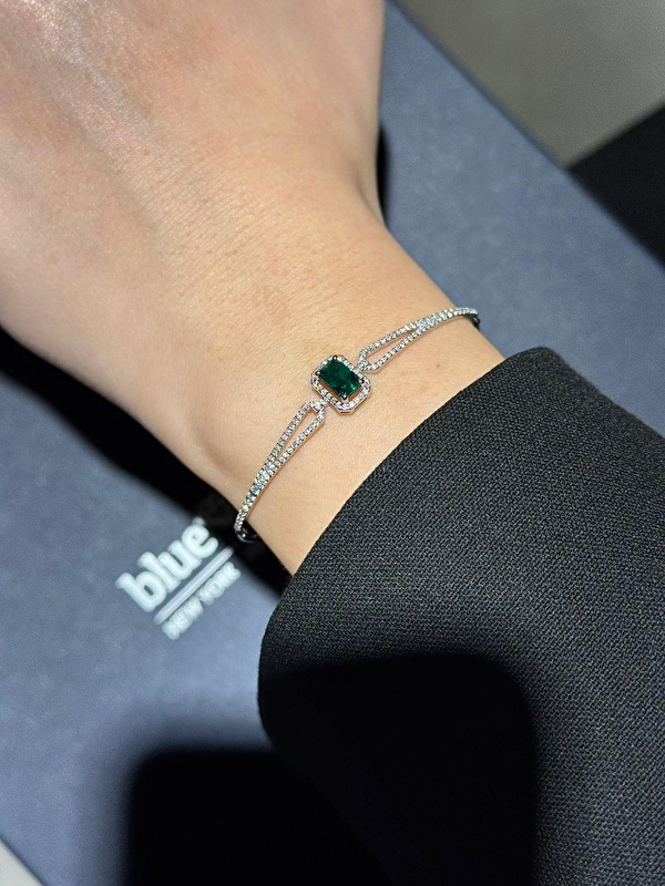 Zümrüdün rengi çok asil, pırlantalarla birleşince bilekte inanılmaz şık duruyor.