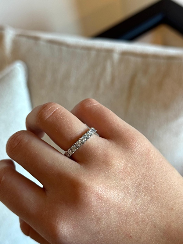 Tam tur pırlantaların kesintisiz ışıltısı bu yüzükte gerçek bir ihtişam yaratıyor.