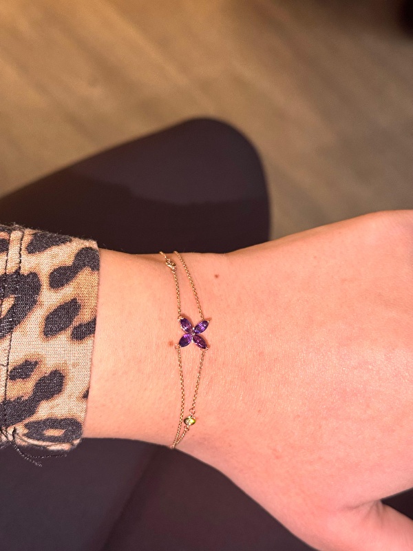 Denedim, bilekte duruşu inanılmaz zarif. Ametistin rengi pırlantayla birleşince çok asil bir hava veriyor