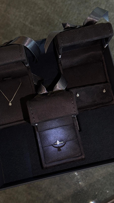 Damla tektaş yüzük, uyumlu bir kolye ve küpe setiyle kombinlendiğinde inanılmaz zarif bir görünüm sağlıyor. Işıltısı ve minimal tasarımıyla her açıdan göz alıcı