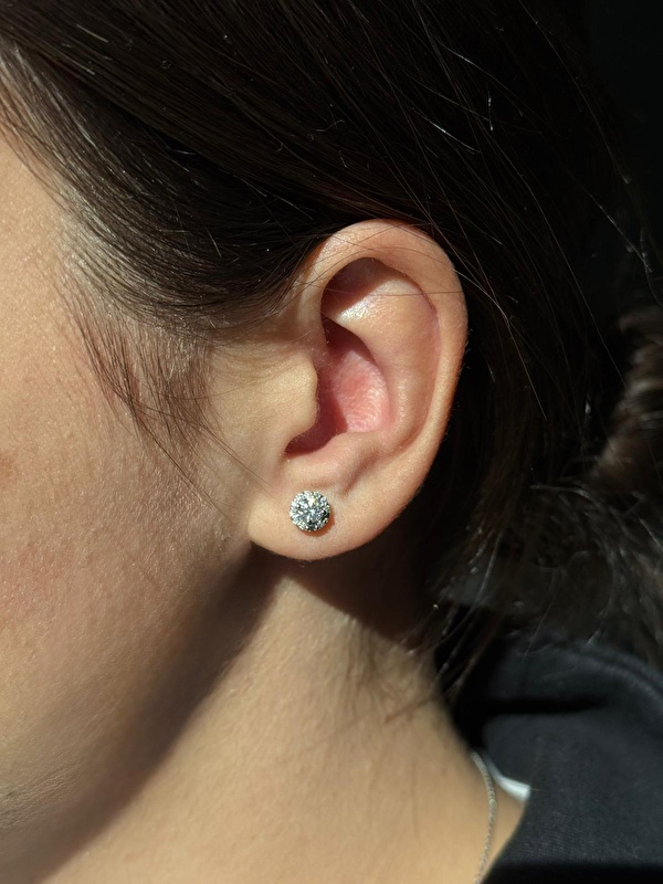 Küpeler ışığı çok güzel yakalıyor, kulağımda çok şık durdu. Günlükte bile takılabilecek zariflikte.