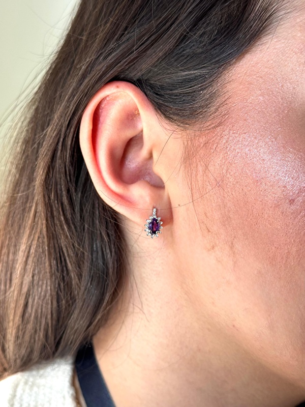 Ametistin o asil tonu pırlantayla birleşince inanılmaz bir derinlik yaratıyor. Takıldığı anda bakışları üzerine topluyor.