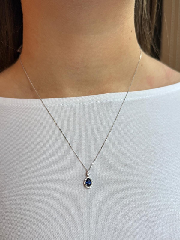 Safirin asil tonu pırlantanın ışıltısıyla birleşince kolye boyunda çok etkileyici duruyor. Hem zarif hem de karakterli bir şıklık sunuyor