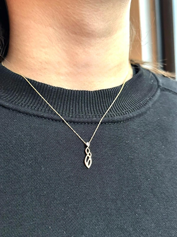 Denedim, boyunda duruşu çok zarif ve hoş. Şans sembolü tasarıma anlam katıyor.